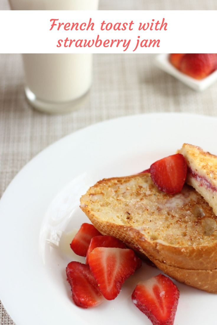 French toast with strawberry jam. Recipe Cocina Muy Facil